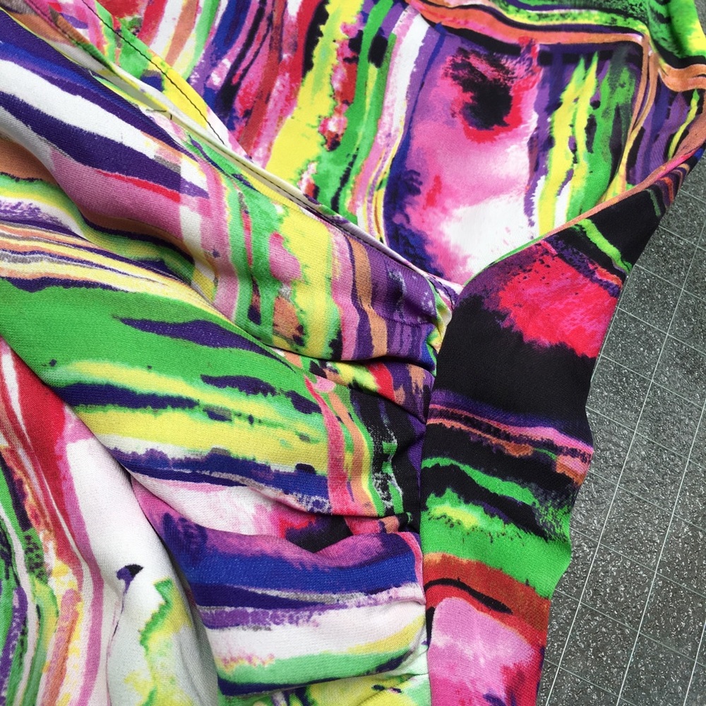 Alice & Olivia Flattering Dress - Picture 4 of 8